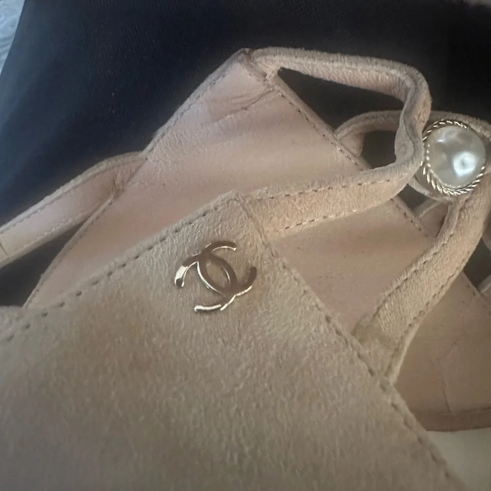 Authentic CHANEL Tan Suede Leather Sandal Heels 40-1/2 - Picture 7 of 7